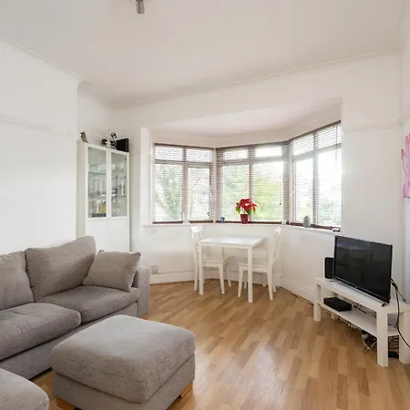 Apartment Beautiful 2 Bedroom Flat On Street Lane *