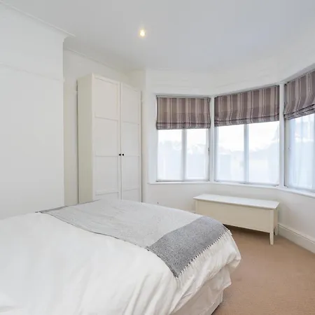Beautiful 2 Bedroom Flat On Street Lane