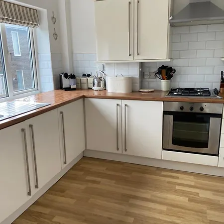 Beautiful 2 Bedroom Flat On Street Lane Apartment *