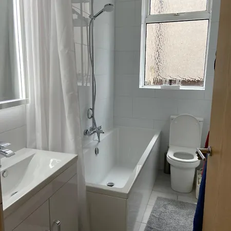 Beautiful 2 Bedroom Flat On Street Lane Apartment