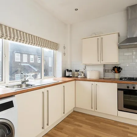 Beautiful 2 Bedroom Flat On Street Lane *