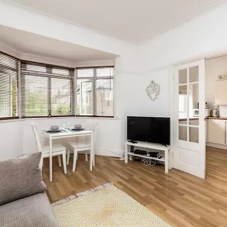 Apartment Beautiful 2 Bedroom Flat On Street Lane *