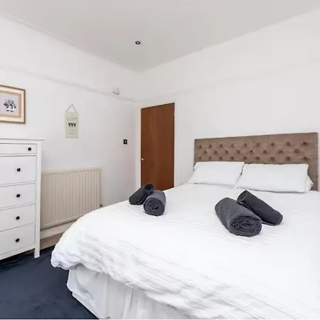 Apartment Beautiful 2 Bedroom Flat On Street Lane Leeds (West Yorkshire)