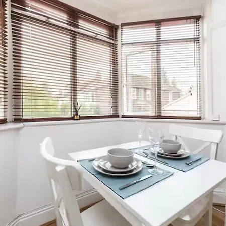 Beautiful 2 Bedroom Flat On Street Lane Apartment