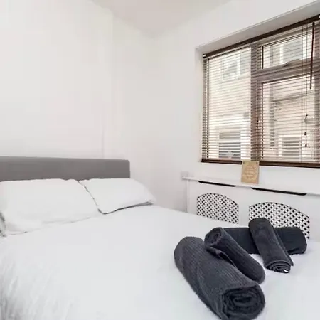 Apartment Beautiful 2 Bedroom Flat On Street Lane